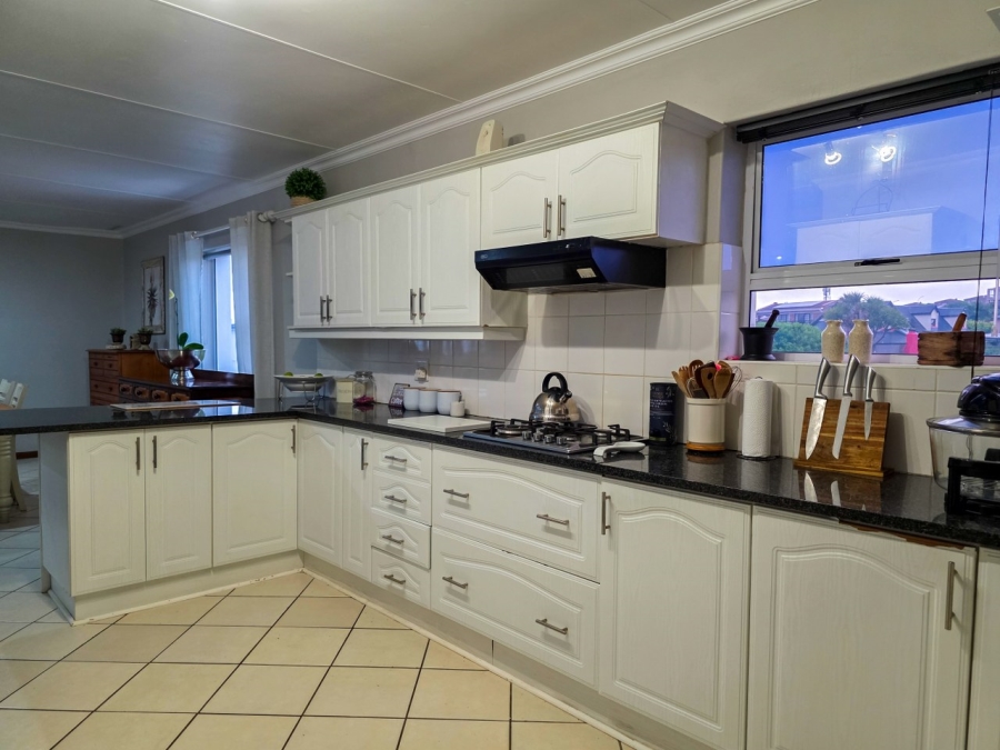 5 Bedroom Property for Sale in Wavecrest Eastern Cape